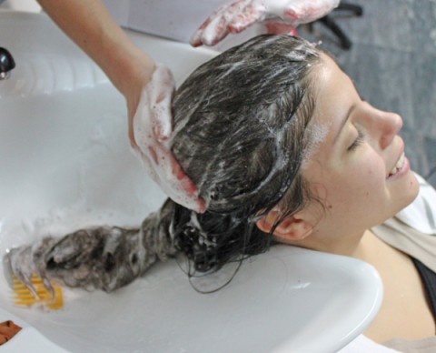 SHAMPOOING THE VERY LONG HAIR OF JOANA