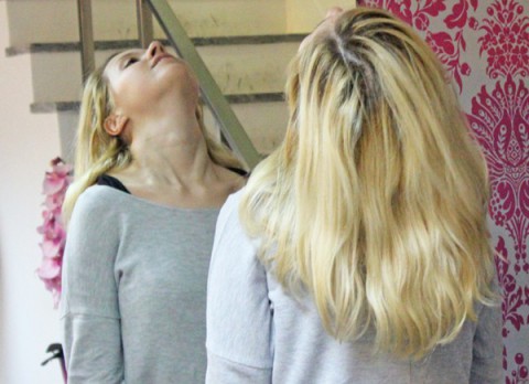 SHAMPOOING A BLONDE YOUNG LADY