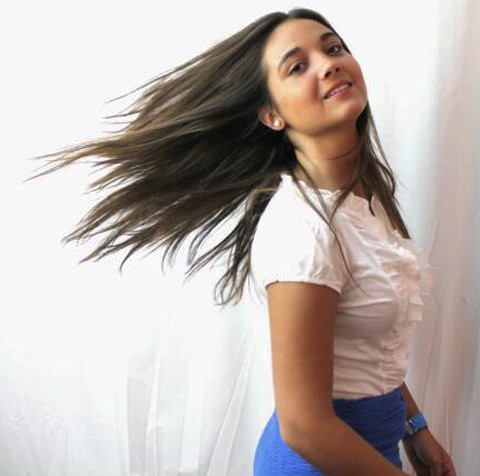 SHAMPOOING LONG AND DARK HAIR