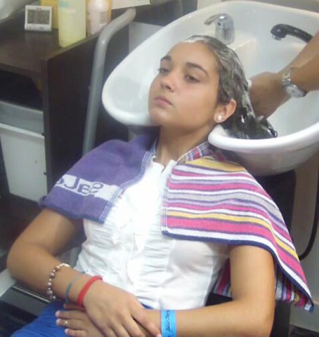 SHAMPOOING LONG AND DARK HAIR