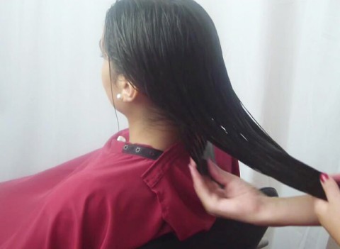 SHAMPOOING LONG AND DARK HAIR