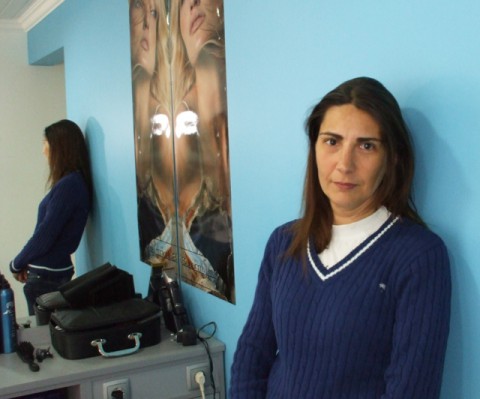 WOMAN HAIRCUT IN BARBERSHOP