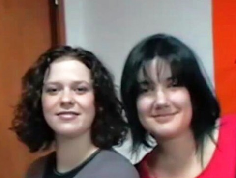2 FRIENDS UNDER THE RYTHM OF MAGIC SCISSORS