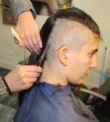 SHAVING HEAD SIDES IN VERY LONG HAIR: INCREDIBLE!