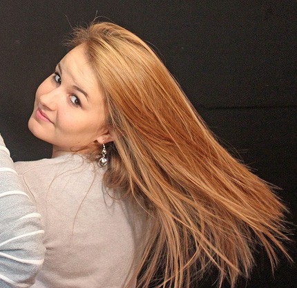 A LOVELY SHAMPOO IN A LONG BLONDE HAIR