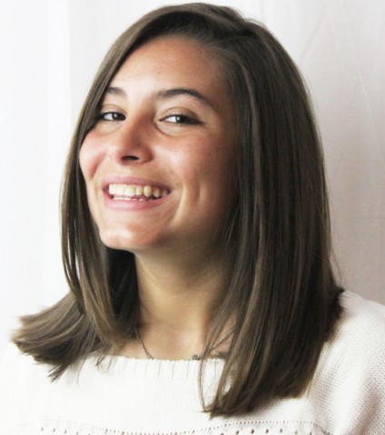CARLOTA DECIDED TO LOOSE A LOT OF HER LONG LOCKS
